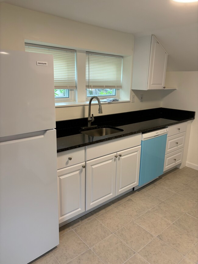 79 Pleasant St, Unit 3 in Stoneham, MA - Building Photo - Building Photo