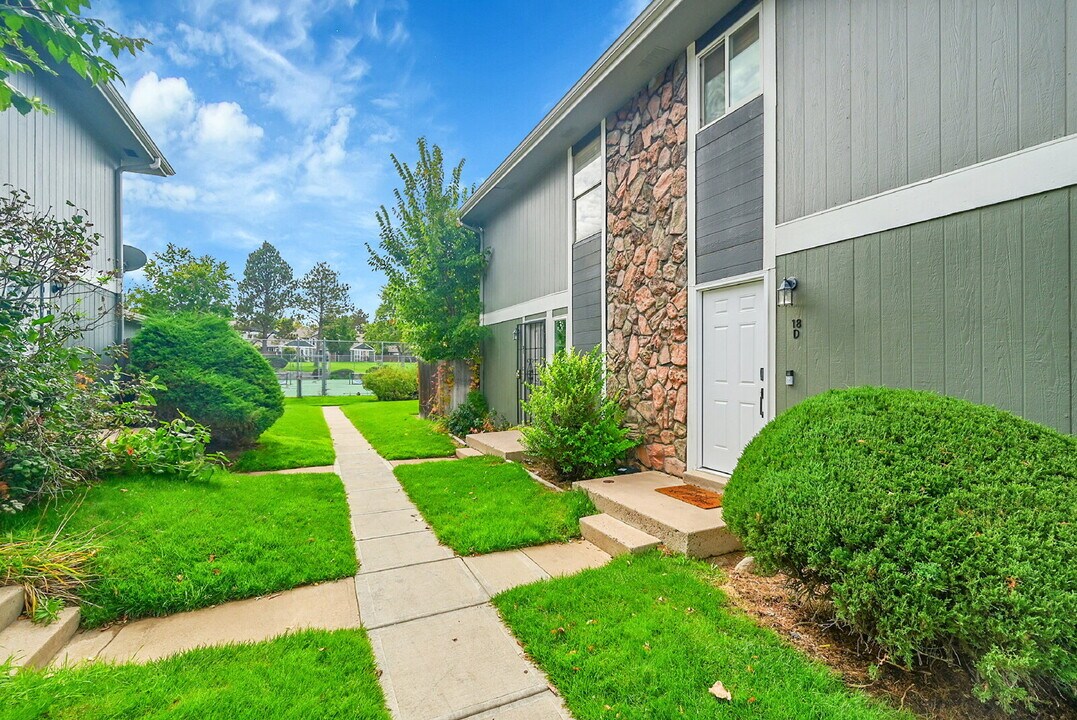 9901 E Evans Ave in Denver, CO - Building Photo