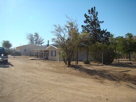 9811 Bella Vista St in Apple Valley, CA - Building Photo