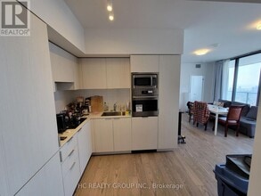 11 Wellesley St W in Toronto, ON - Building Photo - Building Photo