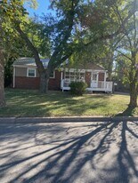 7229 E Castle Dr in Wichita, KS - Building Photo