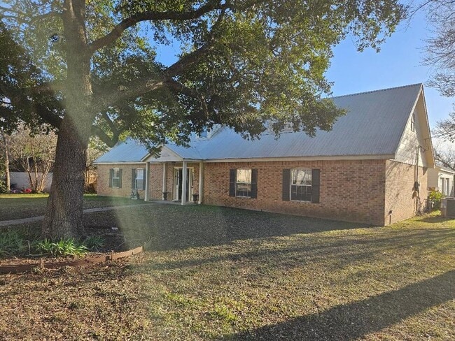 710 N Avenue C in Elgin, TX - Building Photo - Building Photo