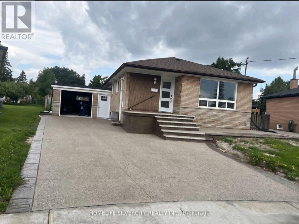 6 Lamella Rd in Toronto, ON - Building Photo