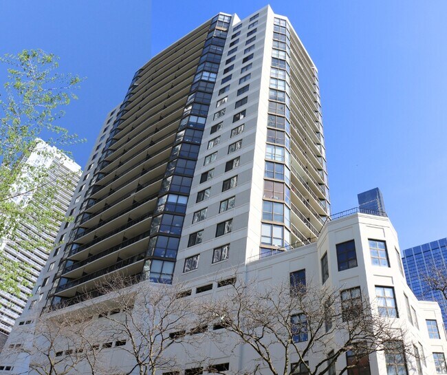 property at 33 W Delaware Pl