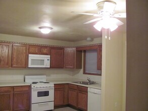 2423 Parkfield Dr in West Bend, WI - Building Photo - Building Photo