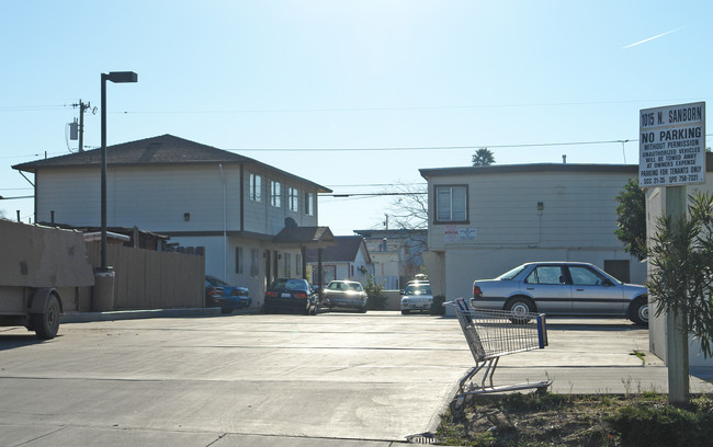 1015 N Sanborn Rd in Salinas, CA - Building Photo - Building Photo