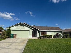 701 SE 21st Ave in Cape Coral, FL - Building Photo
