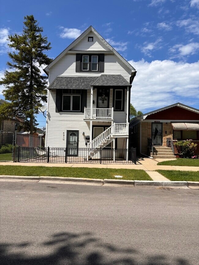property at 4810 W Ainslie St