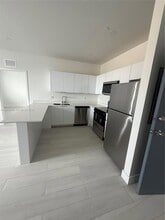 1091 E 17th St, Unit 301 in Hialeah, FL - Foto de edificio - Building Photo