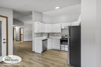 1570 Wheelock Ln in St. Paul, MN - Building Photo - Building Photo