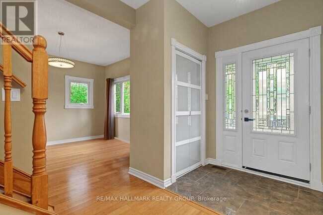 2194 Niagara Dr in Ottawa, ON - Building Photo - Building Photo