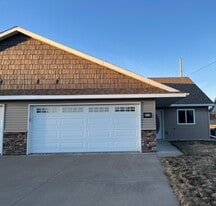 912 E Wisconsin St in Chippewa Falls, WI - Building Photo