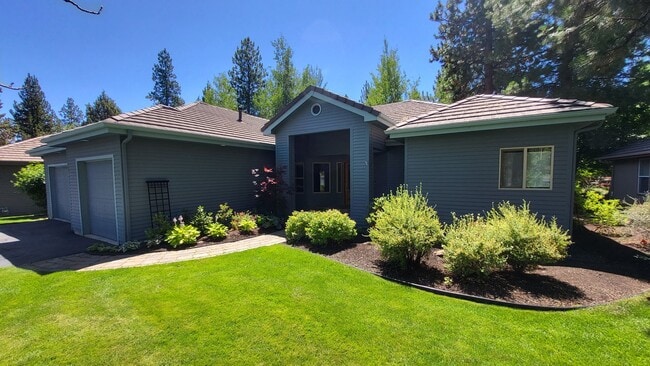 19584 Blue Lake Loop in Bend, OR - Building Photo - Building Photo