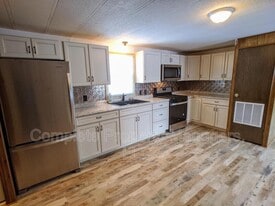 1101 E 18 1/2 St in Albert Lea, MN - Building Photo