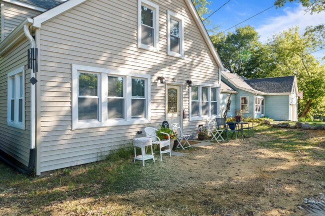 92 Congress St in Williams Bay, WI - Foto de edificio - Building Photo