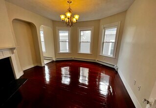 19 Banks St, Unit 2T in Somerville, MA - Foto de edificio - Building Photo