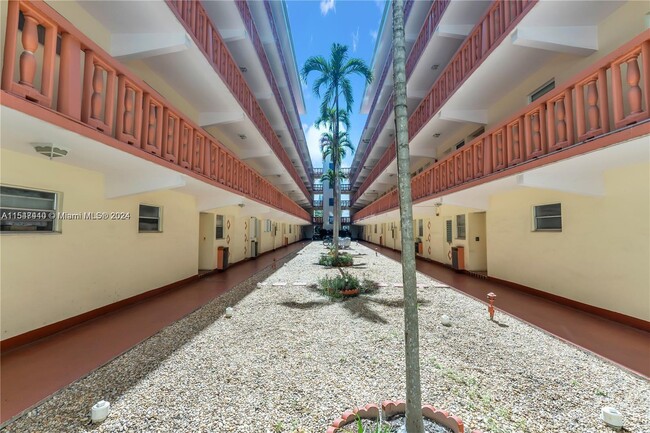 215 SE 3rd Ave, Unit 407B in Hallandale Beach, FL - Foto de edificio - Building Photo