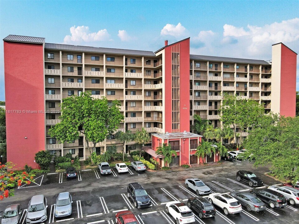 2206 S Cypress Bend Dr in Pompano Beach, FL - Building Photo