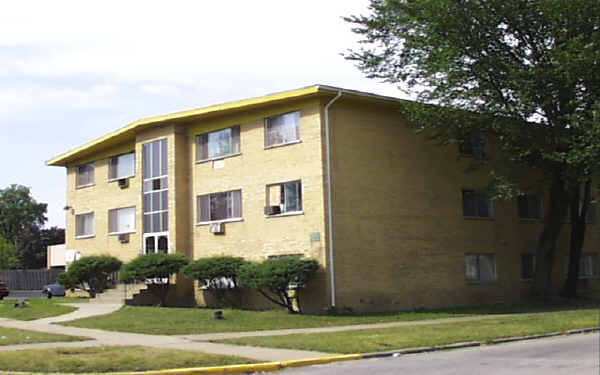900 S 2nd Ave in Maywood, IL - Building Photo
