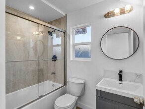 1231 S Rowan Ave in Los Angeles, CA - Foto de edificio - Building Photo