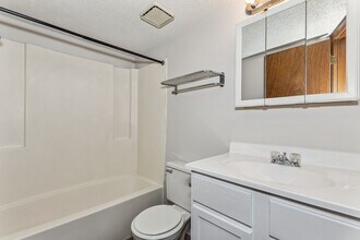 Stone Edge Apartments in Wichita, KS - Building Photo - Interior Photo