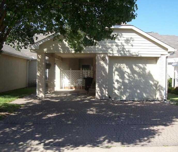 2504 Brook Hollow Ct in Mesquite, TX - Building Photo