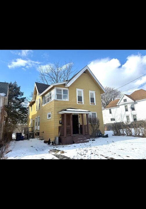 909 Oak St in Syracuse, NY - Building Photo
