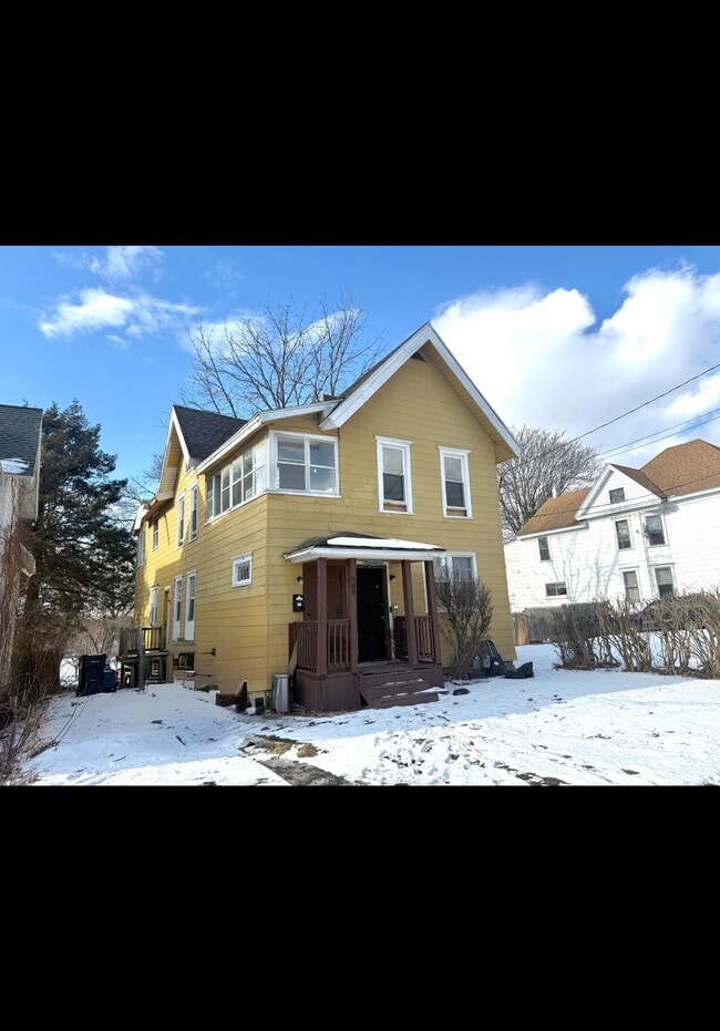 property at 909 Oak St