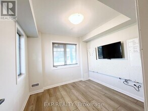 40 Teelin Cir in Ottawa, ON - Building Photo - Building Photo