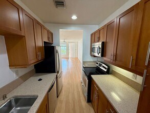 323 SW 13th Ter in Fort Lauderdale, FL - Building Photo - Building Photo