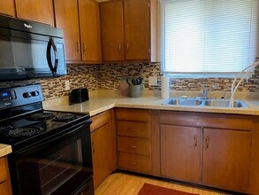 4921 Chicago St, Unit 5 in Omaha, NE - Building Photo - Building Photo