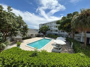 West Palm Lane Apartments in West Palm Beach, FL - Building Photo - Building Photo