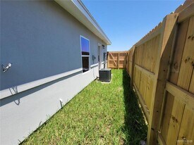 21 Davenport St in Weslaco, TX - Building Photo