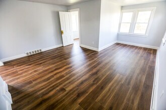 14628 Granger Rd, Unit 2 in Maple Heights, OH - Building Photo - Building Photo