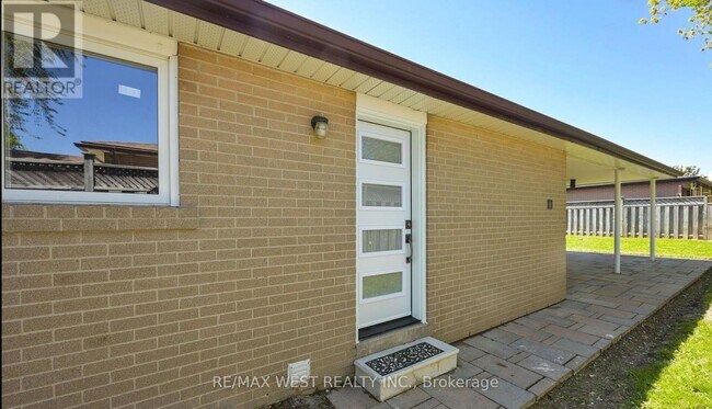 15 Flavian Crescent in Brampton, ON - Building Photo - Building Photo