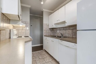 Uplands Manor in Calgary, AB - Building Photo - Building Photo