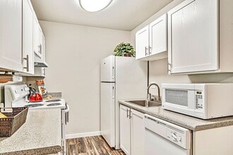 Kendall Ridge in Bellevue, WA - Building Photo - Building Photo
