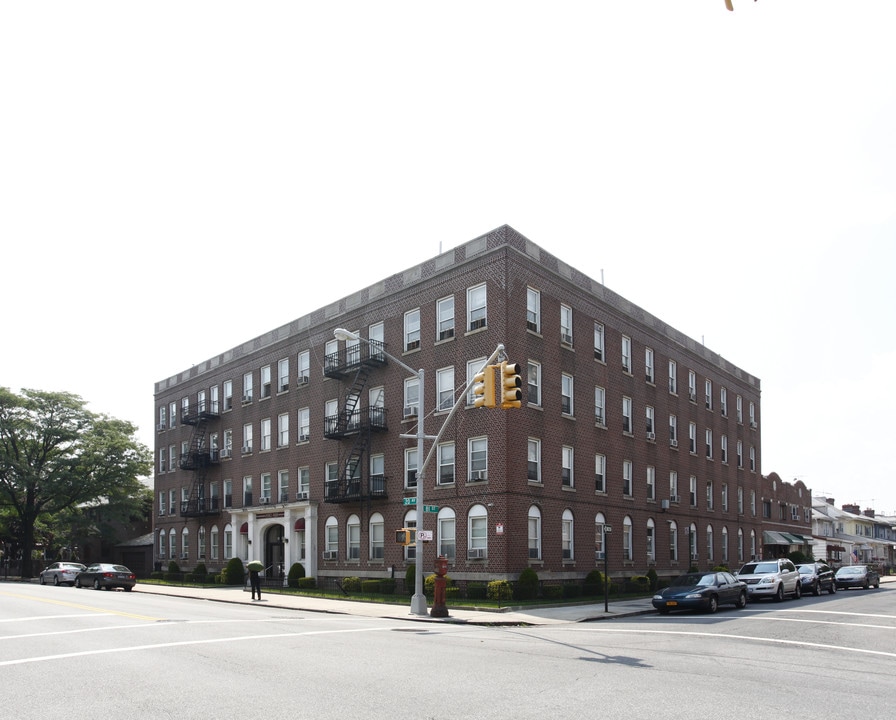 Petito Plaza in Brooklyn, NY - Foto de edificio