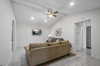 1009 High Point Rd in Arlington, TX - Foto de edificio - Building Photo