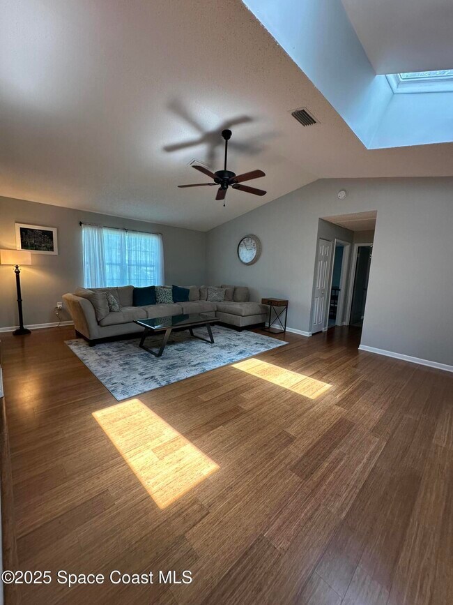 436 Escobar Ave NW in Palm Bay, FL - Building Photo - Building Photo