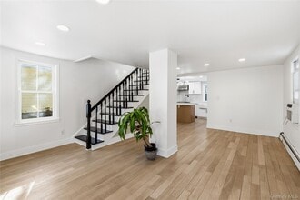 15 Hicks St in Roslyn, NY - Building Photo - Building Photo