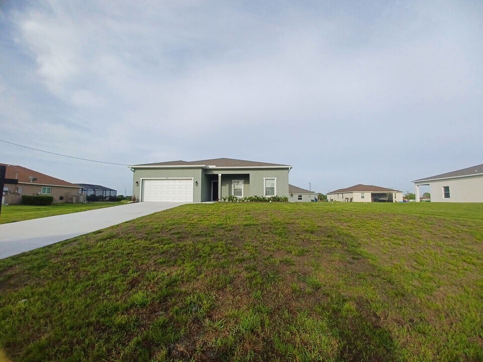 1740 NW 9th Terrace in Cape Coral, FL - Building Photo