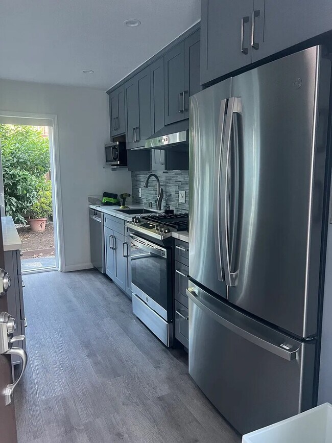 483 Park St in Redwood City, CA - Building Photo - Building Photo