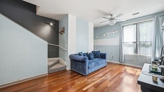510 W Elm St, Unit 1033 in Chicago, IL - Building Photo