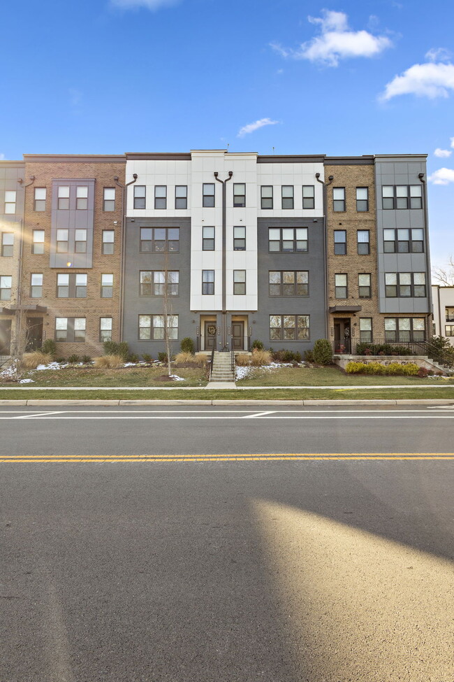 4122 Legato Rd in Fairfax, VA - Foto de edificio - Building Photo