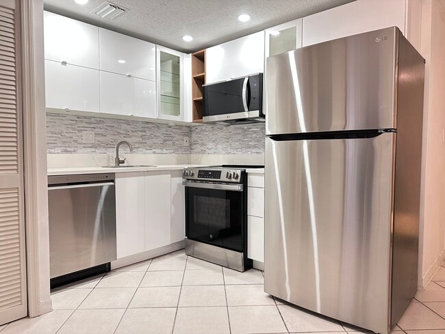 3051 SW 27th Ave in Miami, FL - Building Photo - Building Photo