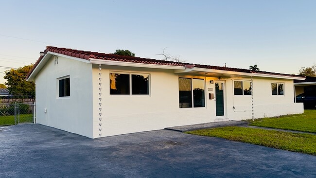 3225 SW 94th Ave in Miami, FL - Building Photo - Building Photo