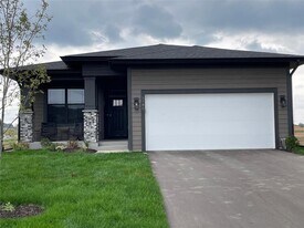 5380 Robinwood Ct in Chaska, MN - Building Photo