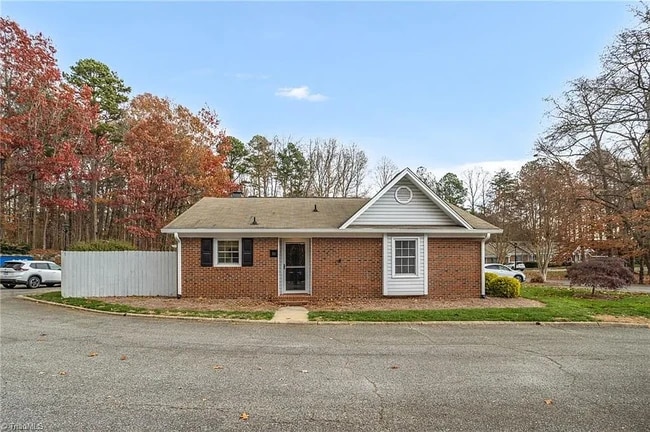 30 Brandy Dr in Greensboro, NC - Foto de edificio - Building Photo
