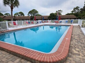 5196 Lake Village Dr in Sarasota, FL - Building Photo - Building Photo